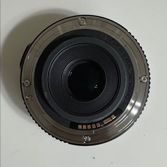 Canon EF-S 24mm f/2.8 STM Lens - Sleek Black - Picture 2 of 7